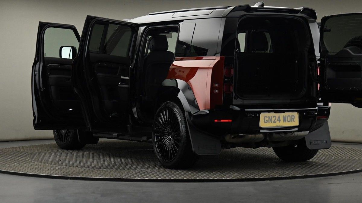 Land Rover Defender 110 Image 29