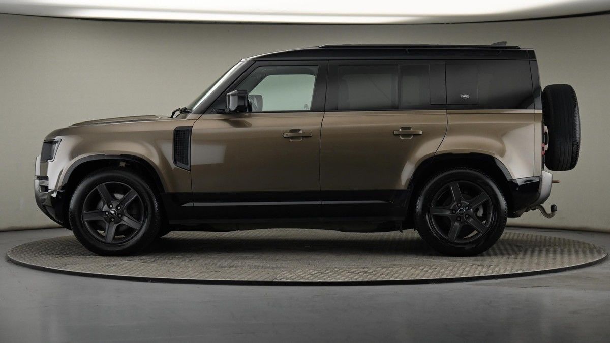 Land Rover Defender 110 Image 23