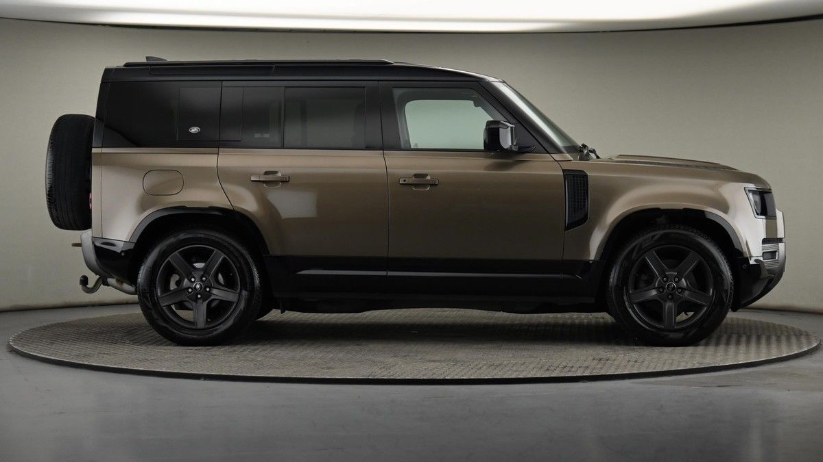 Land Rover Defender 110 Image 27