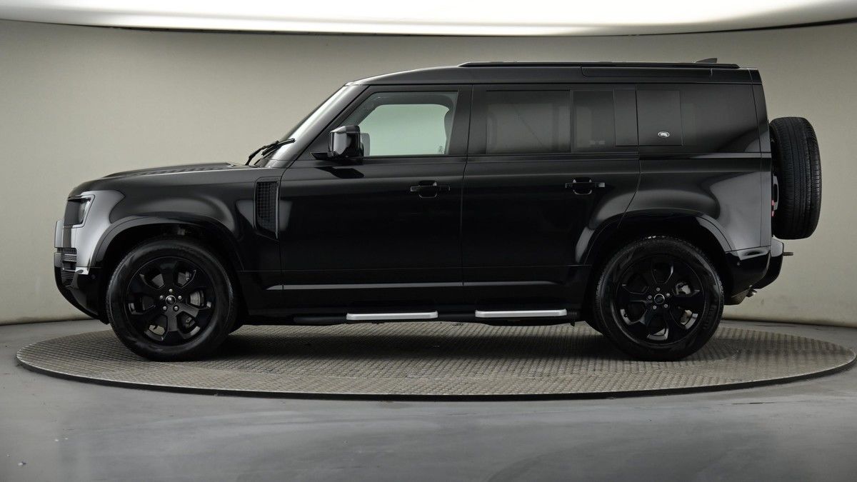 Land Rover Defender 110 Image 23