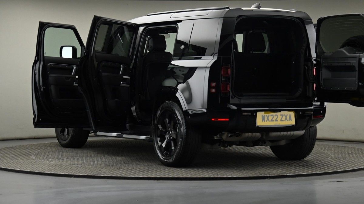 Land Rover Defender 110 Image 29