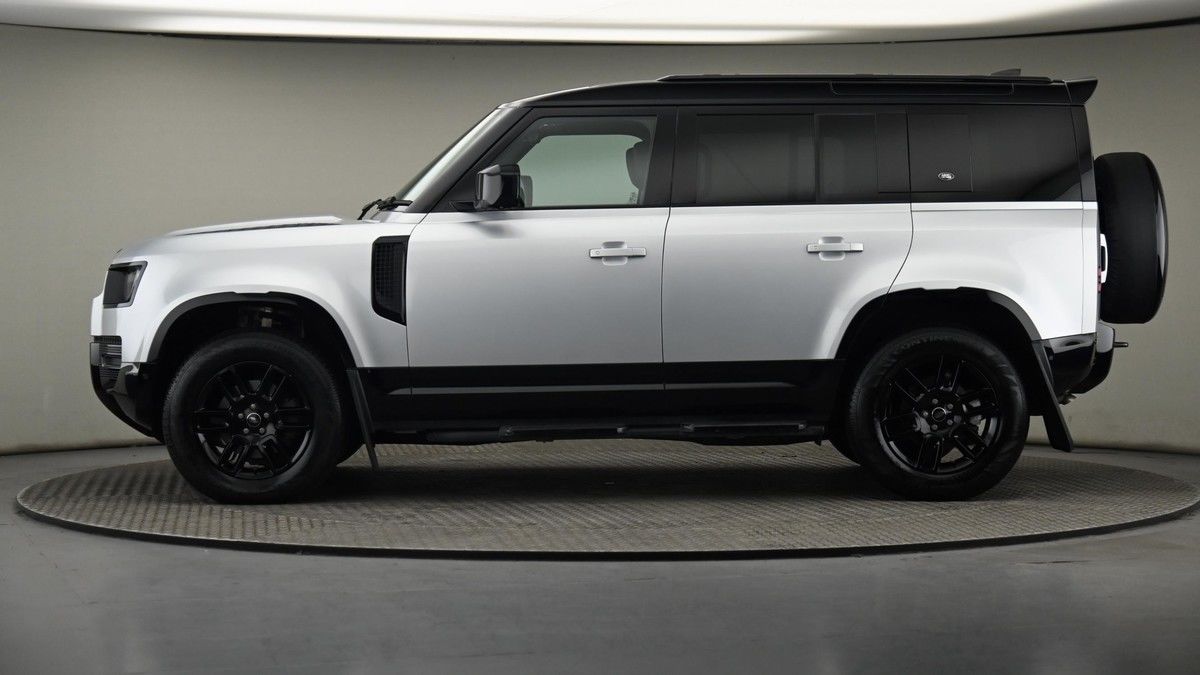 Land Rover Defender 110 Image 23
