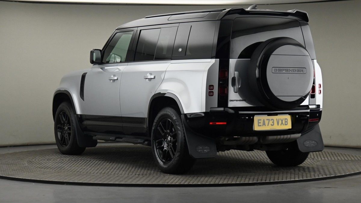 Land Rover Defender 110 Image 24