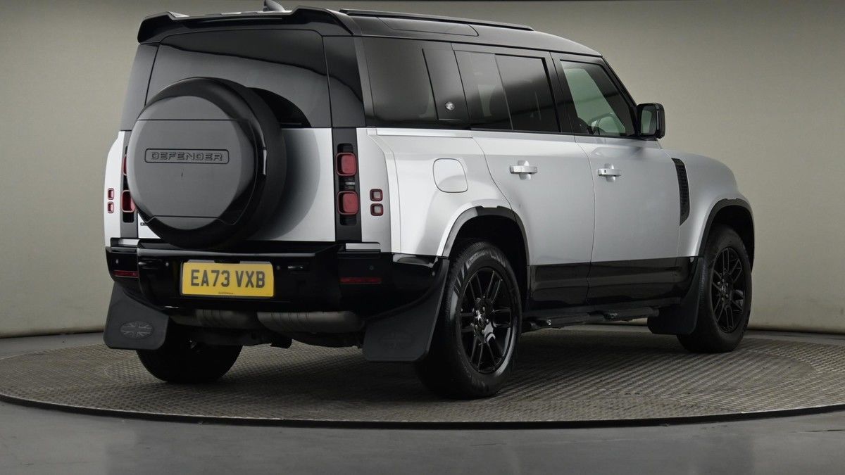 Land Rover Defender 110 Image 26