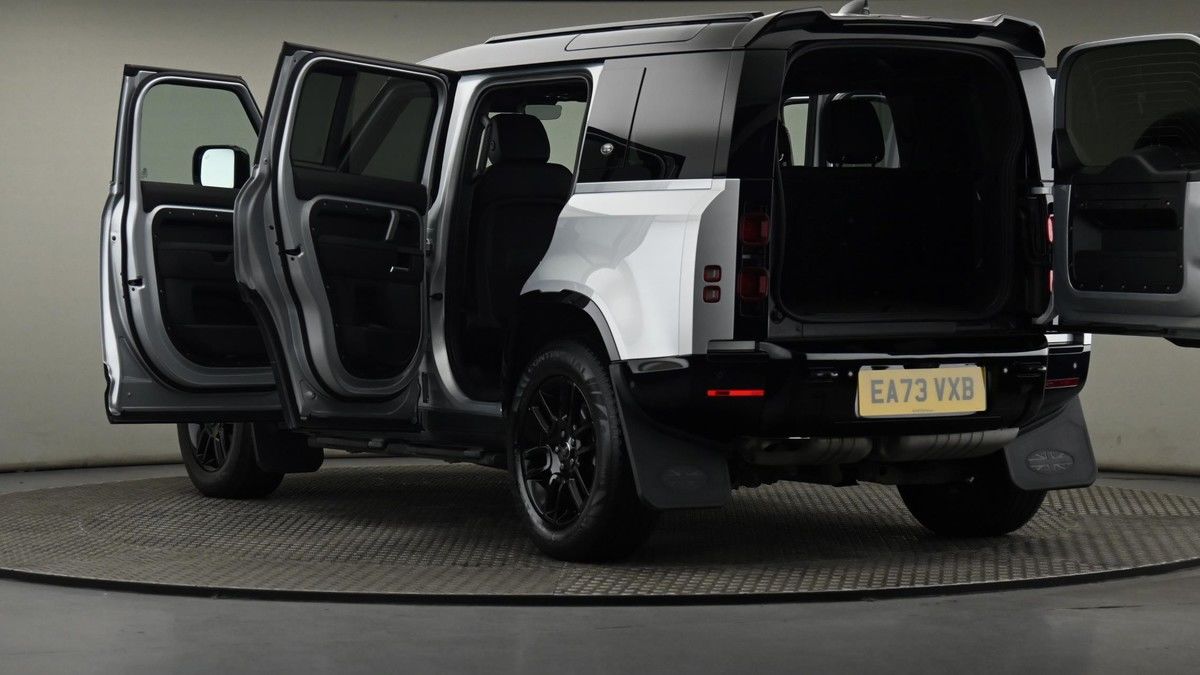 Land Rover Defender 110 Image 29