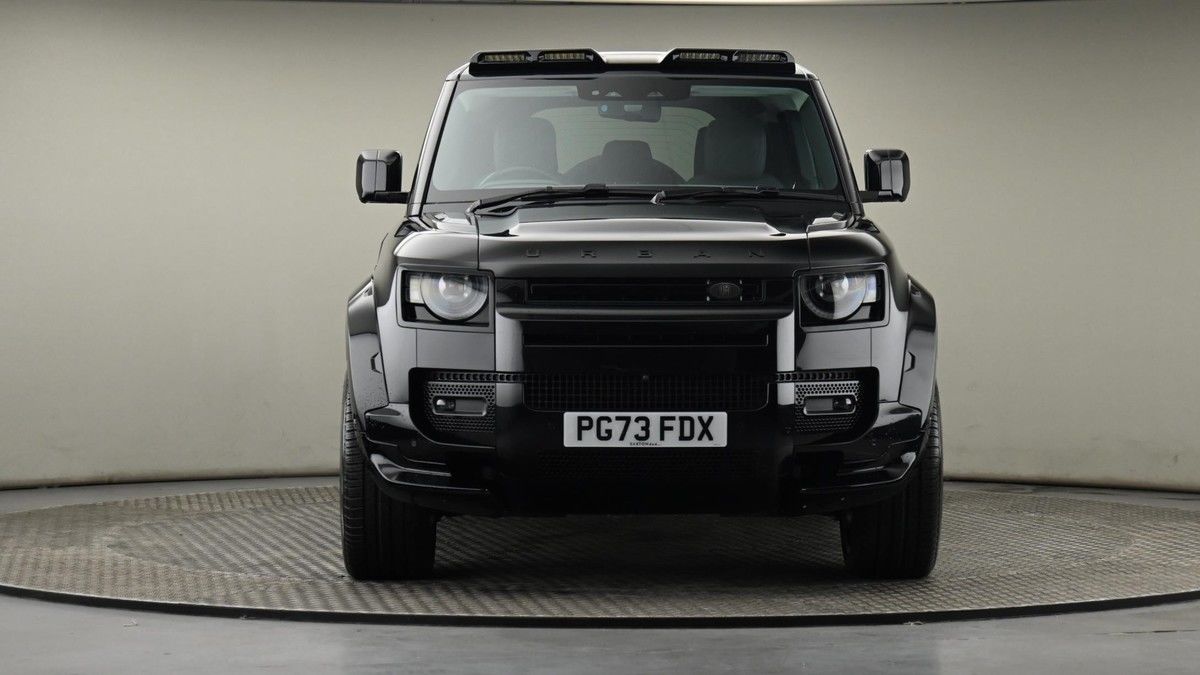 Land Rover Defender 110 Image 21