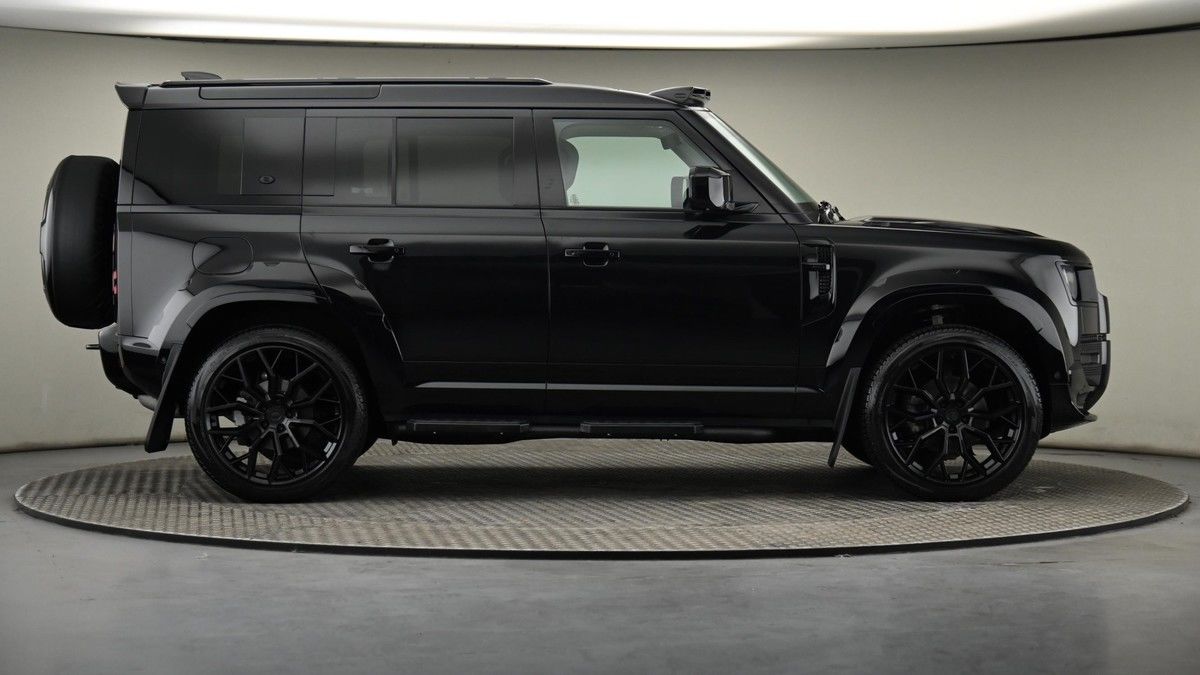 Land Rover Defender 110 Image 27