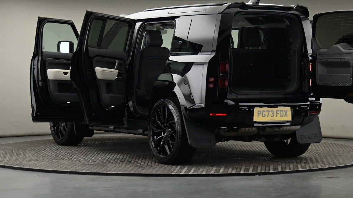 Land Rover Defender 110 Image 29