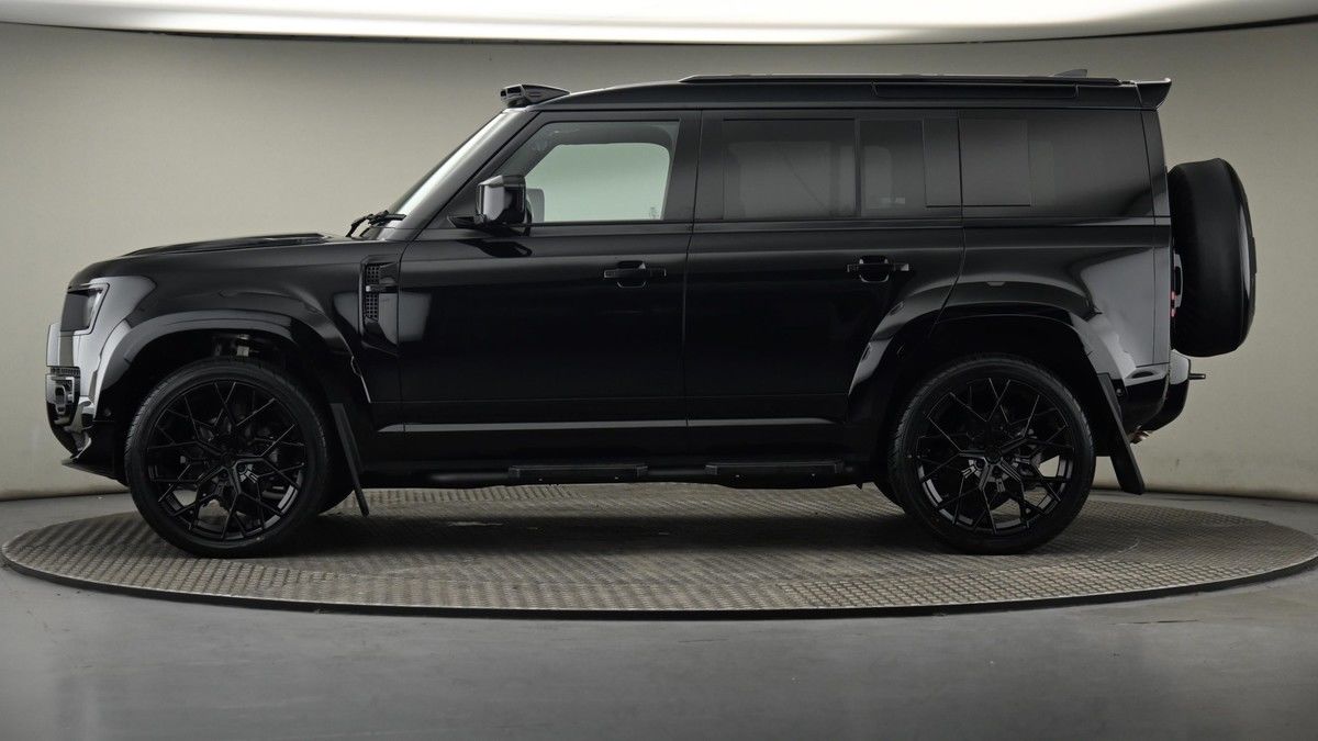 Land Rover Defender 110 Image 23