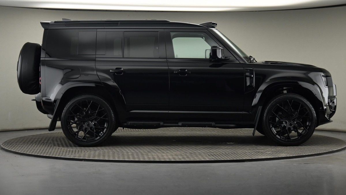 Land Rover Defender 110 Image 27
