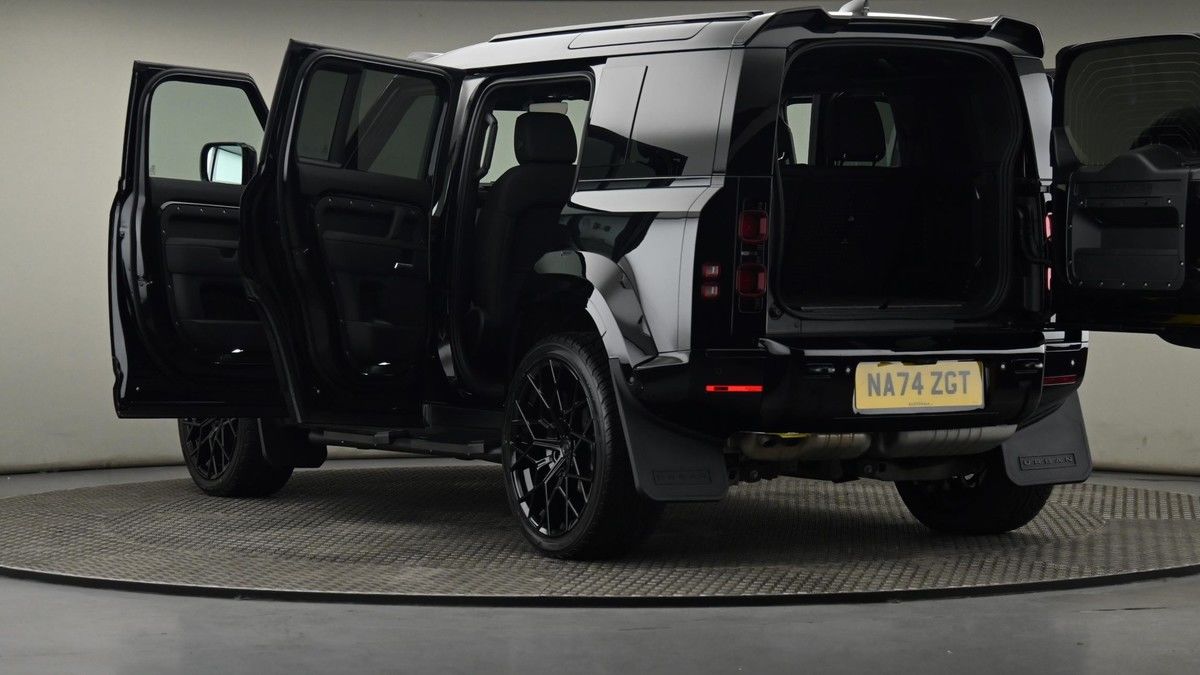 Land Rover Defender 110 Image 29