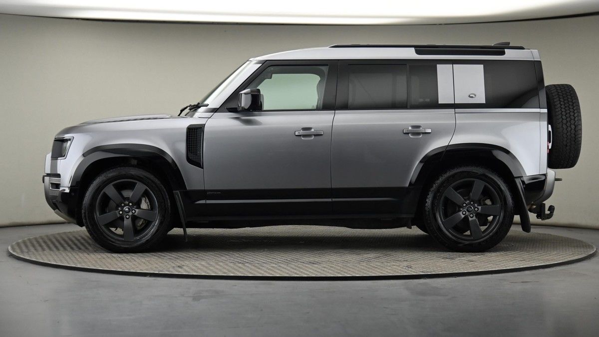 Land Rover Defender 110 Image 23