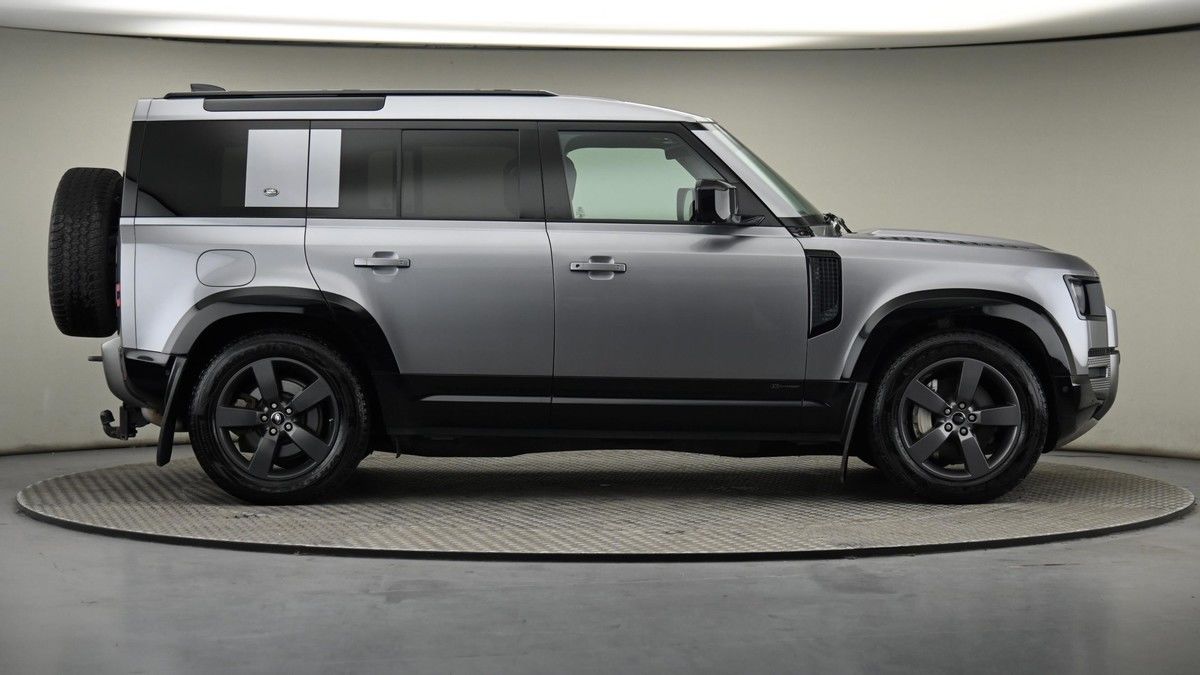 Land Rover Defender 110 Image 27