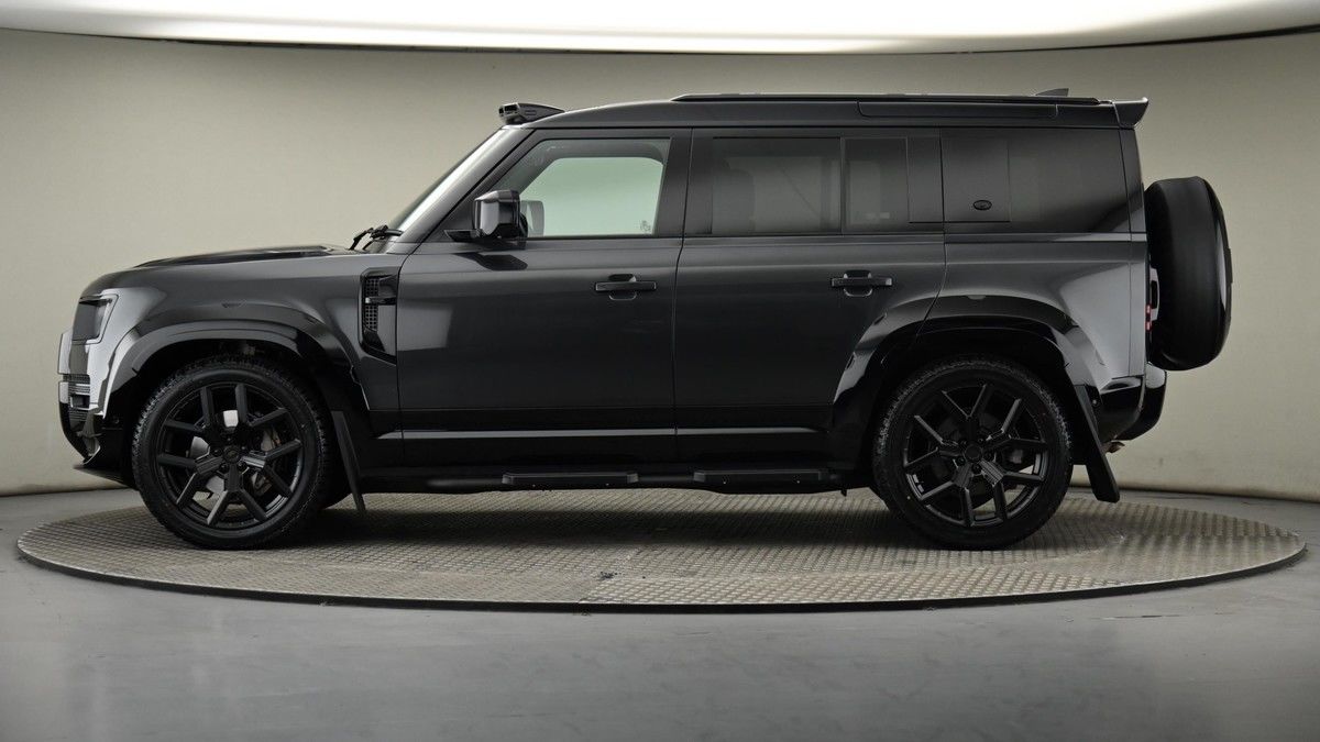 Land Rover Defender 110 Image 23