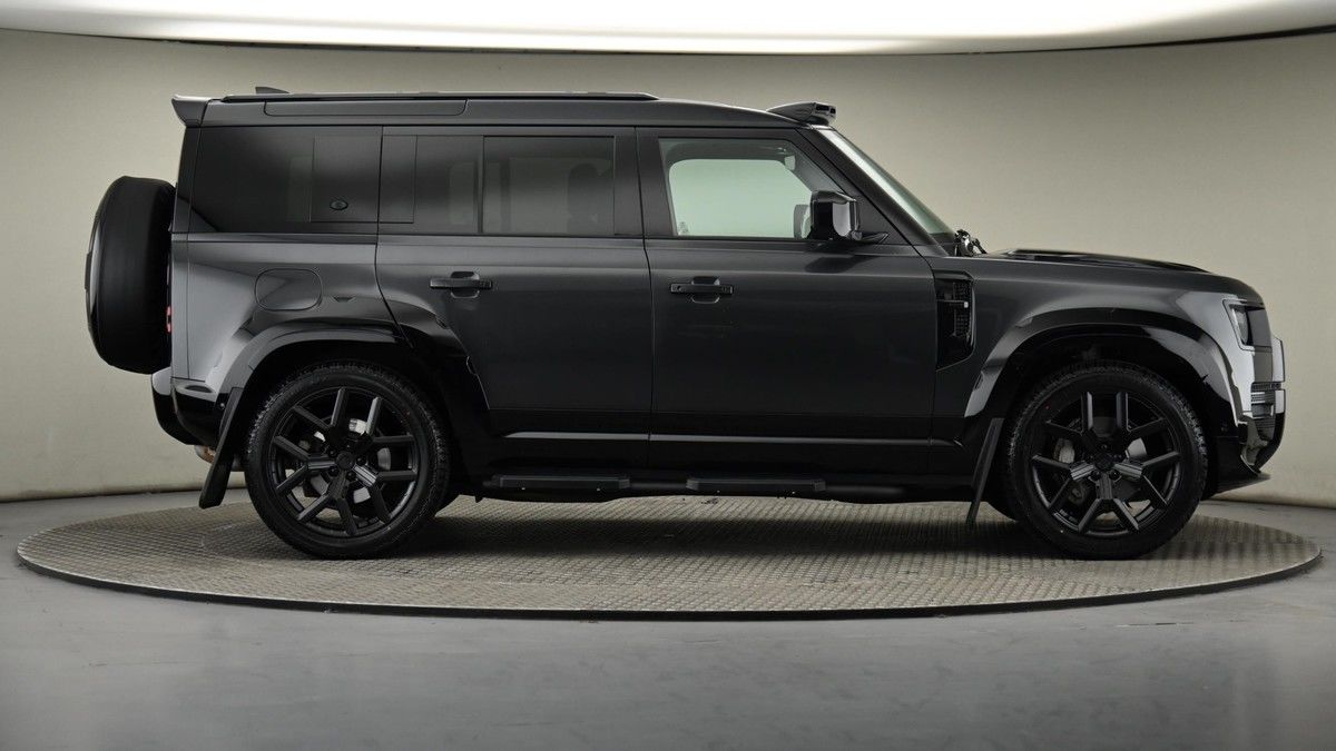 Land Rover Defender 110 Image 27