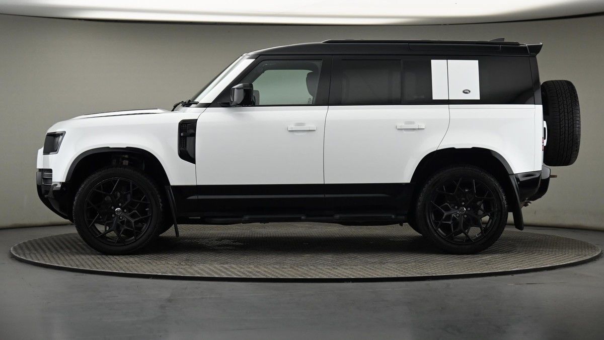 Land Rover Defender 110 Image 23
