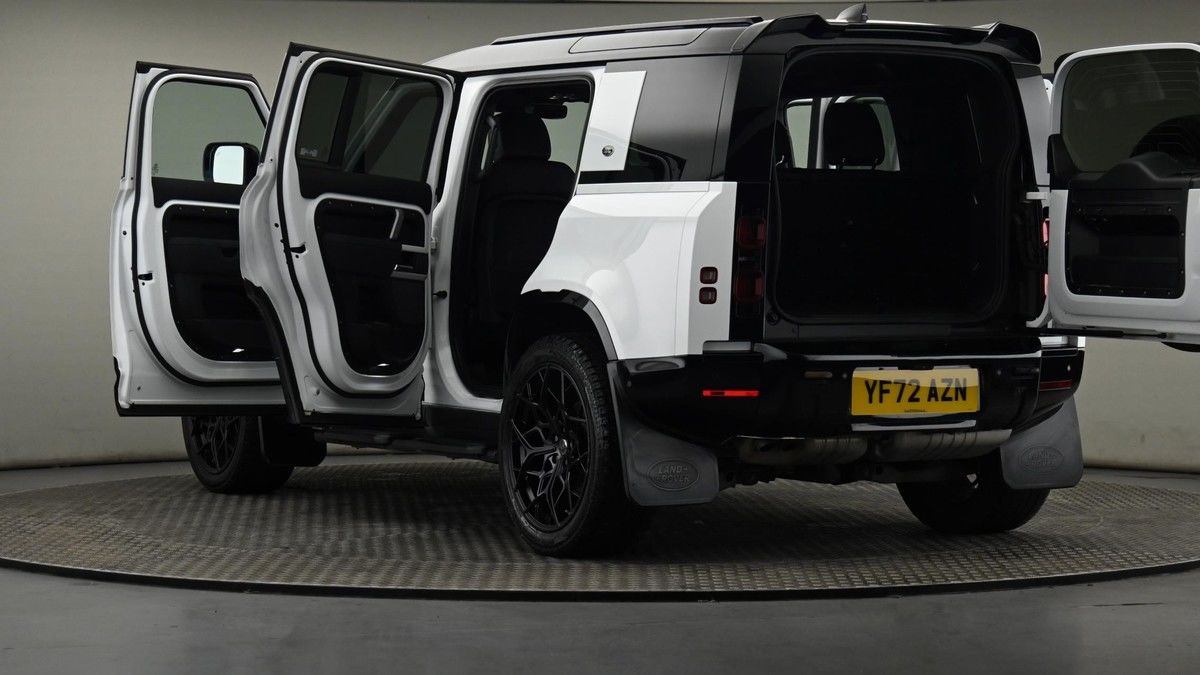 Land Rover Defender 110 Image 29