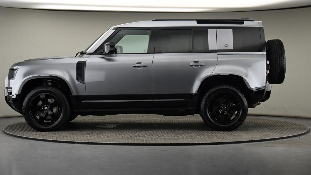 Land Rover Defender 110 Image 23