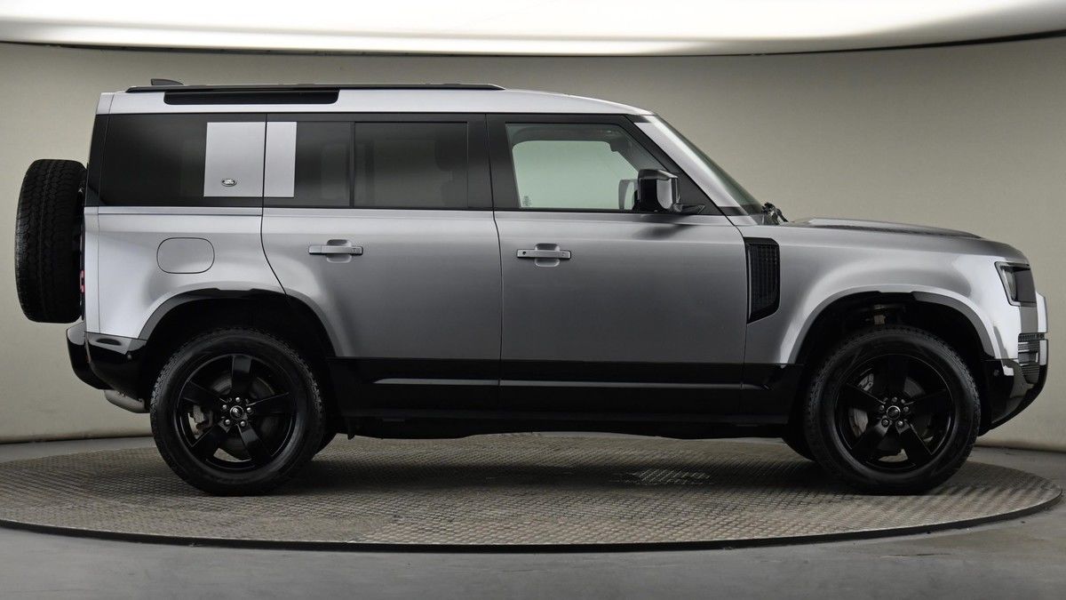 Land Rover Defender 110 Image 27