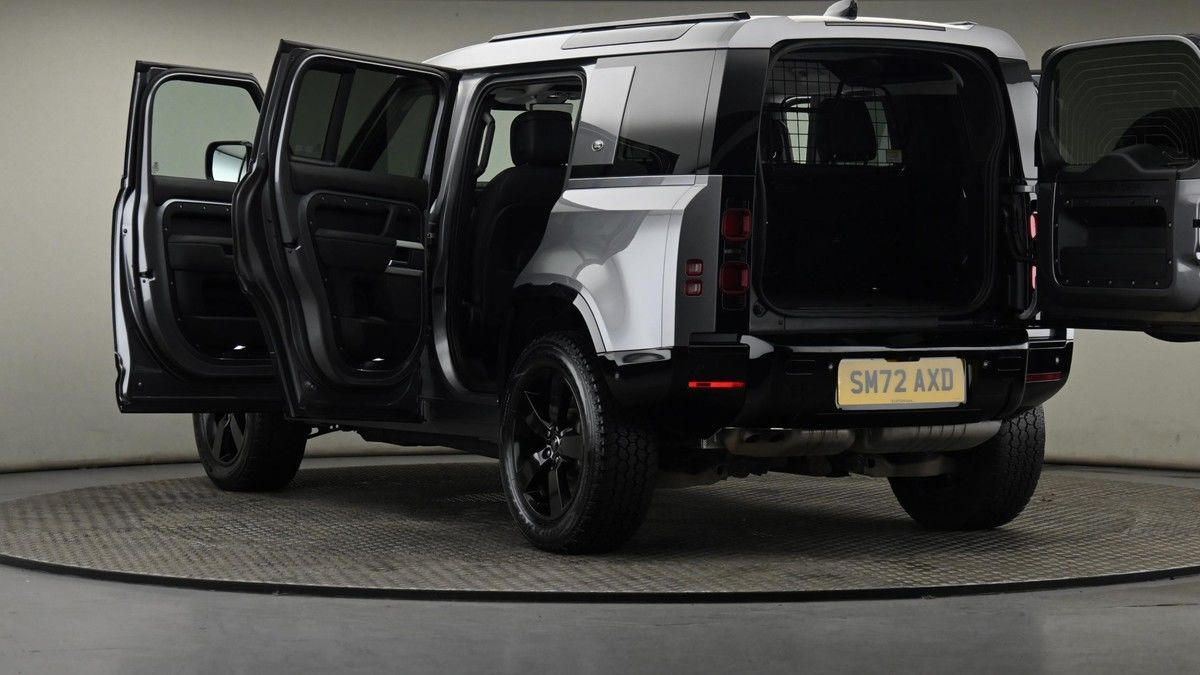 Land Rover Defender 110 Image 29