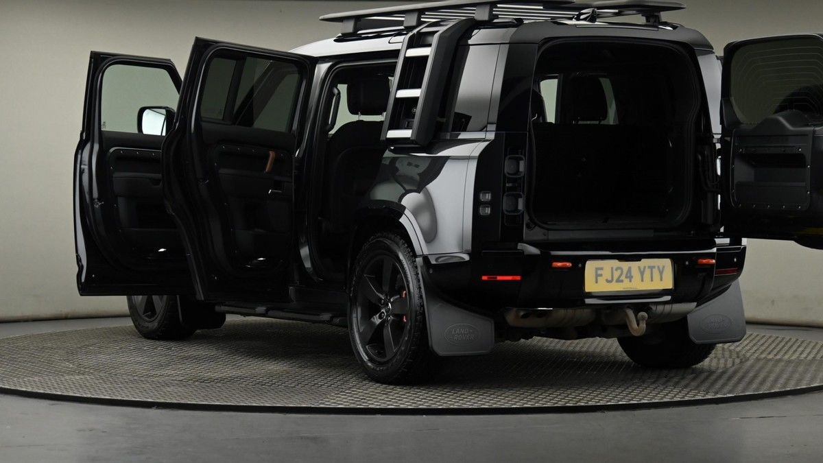Land Rover Defender 110 Image 29