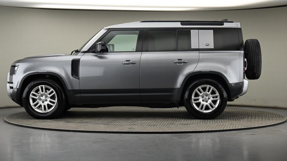 Land Rover Defender 110 Image 23