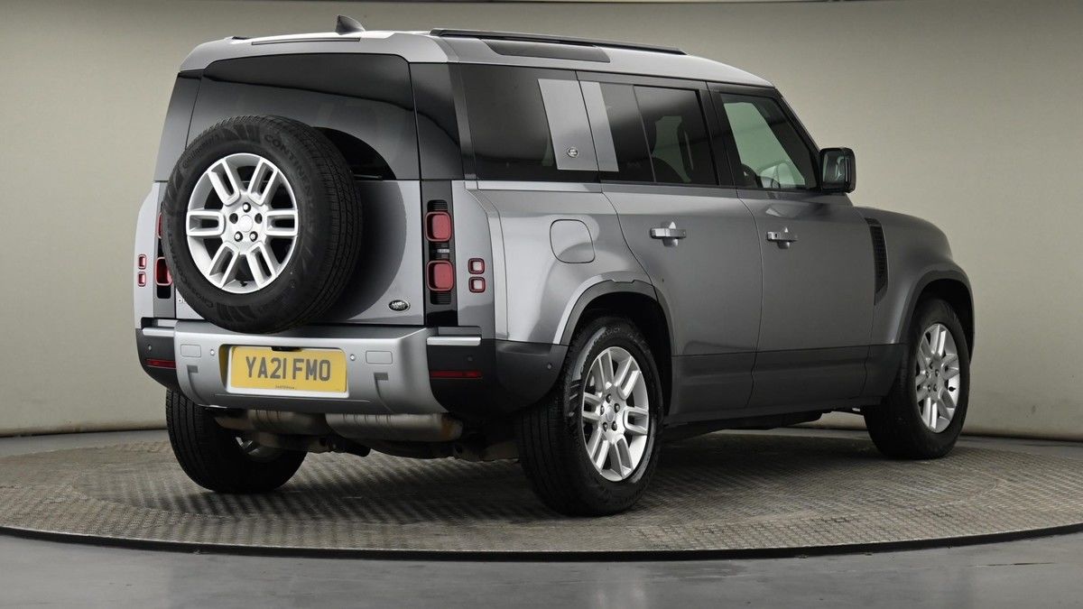 Land Rover Defender 110 Image 26