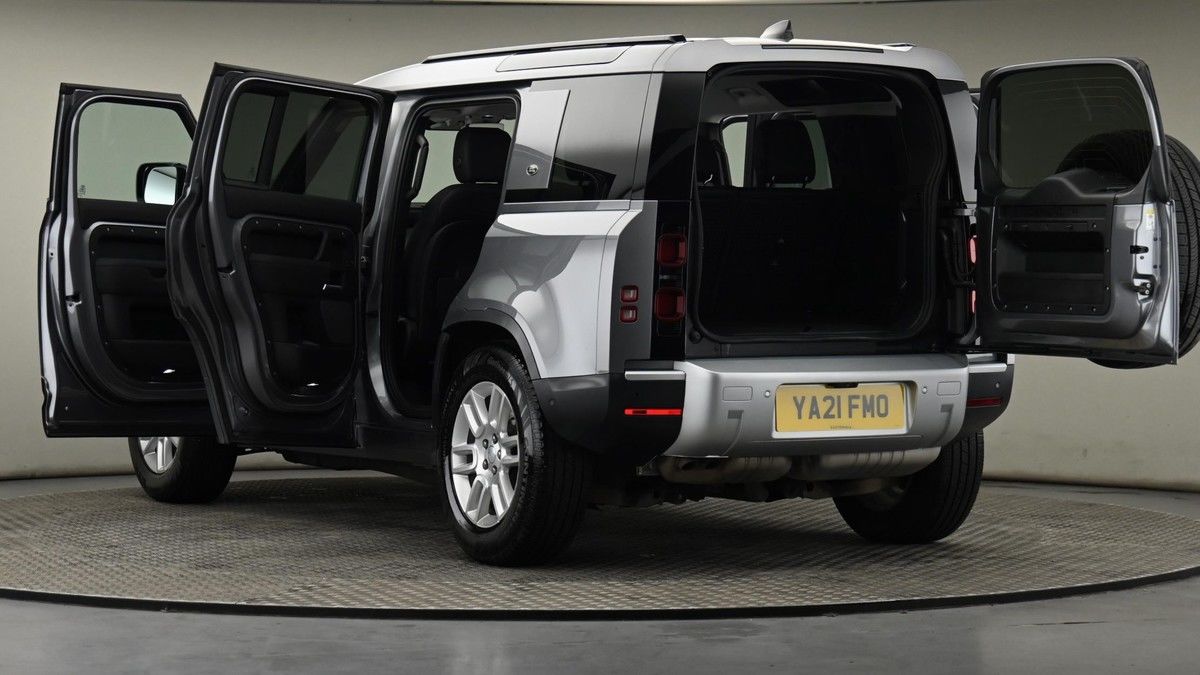 Land Rover Defender 110 Image 29