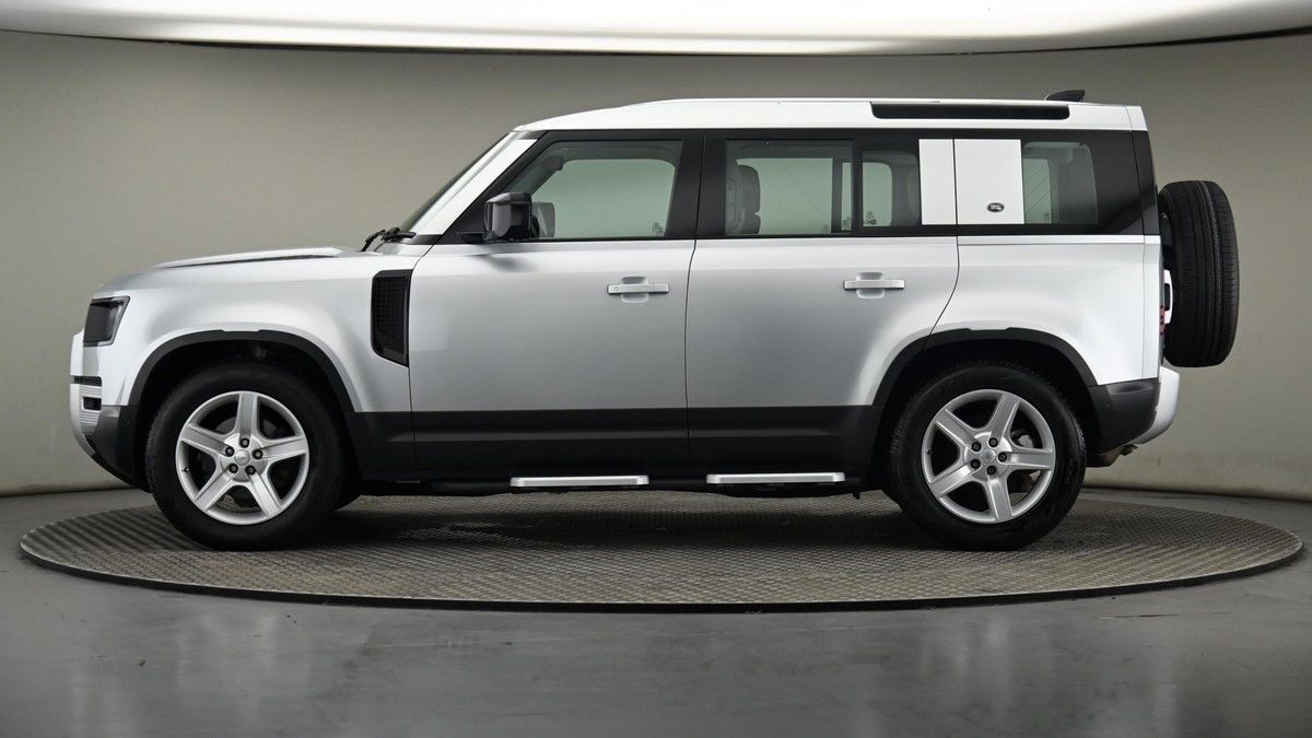 Land Rover Defender 110 Image 23