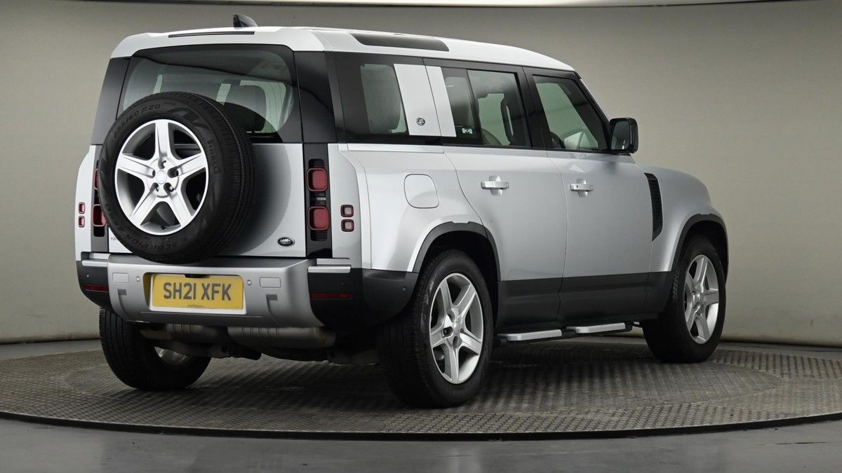 Land Rover Defender 110 Image 26