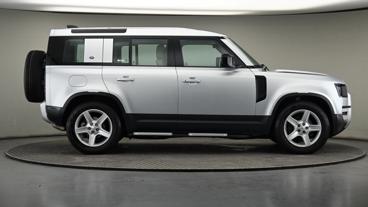 Land Rover Defender 110 Image 27