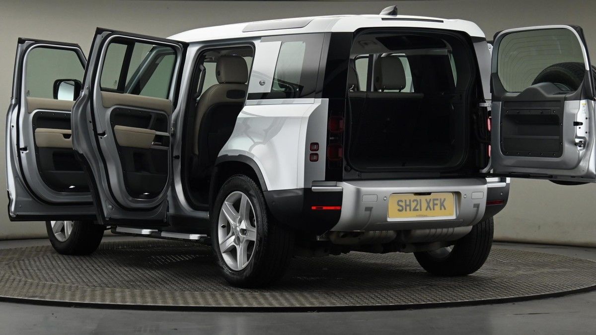 Land Rover Defender 110 Image 29