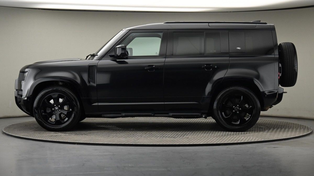 Land Rover Defender 110 Image 23