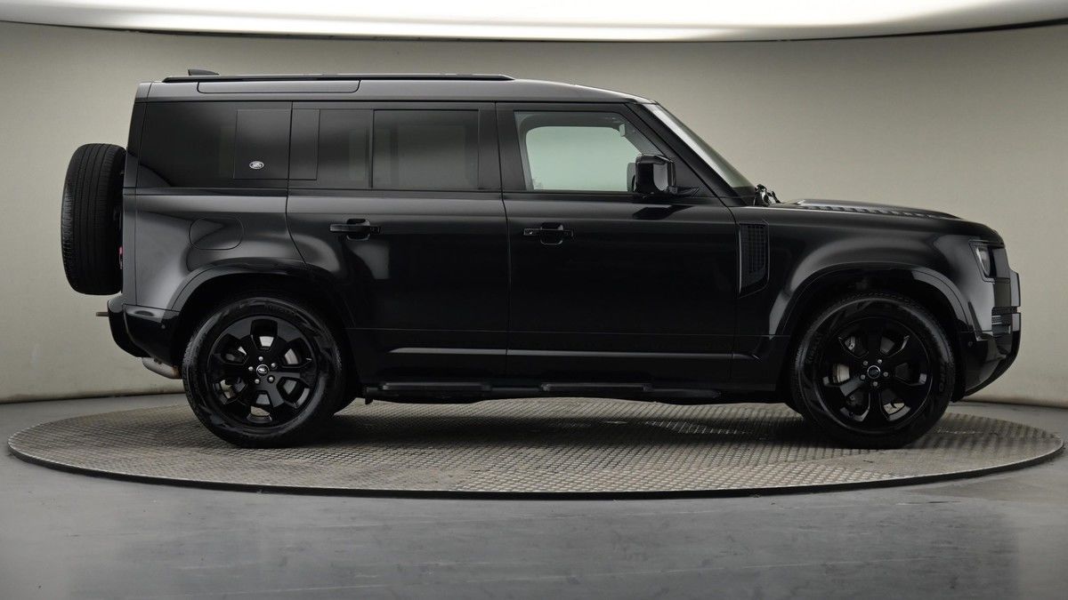 Land Rover Defender 110 Image 27