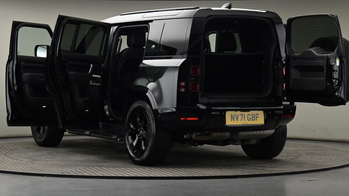 Land Rover Defender 110 Image 29