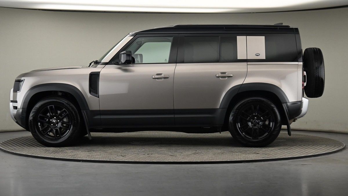 Land Rover Defender 110 Image 23