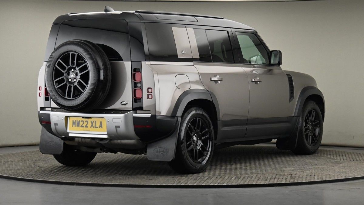 Land Rover Defender 110 Image 26