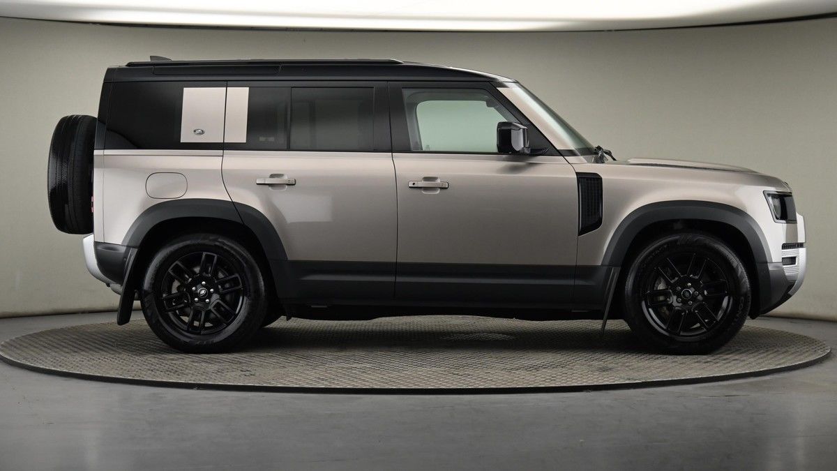 Land Rover Defender 110 Image 27