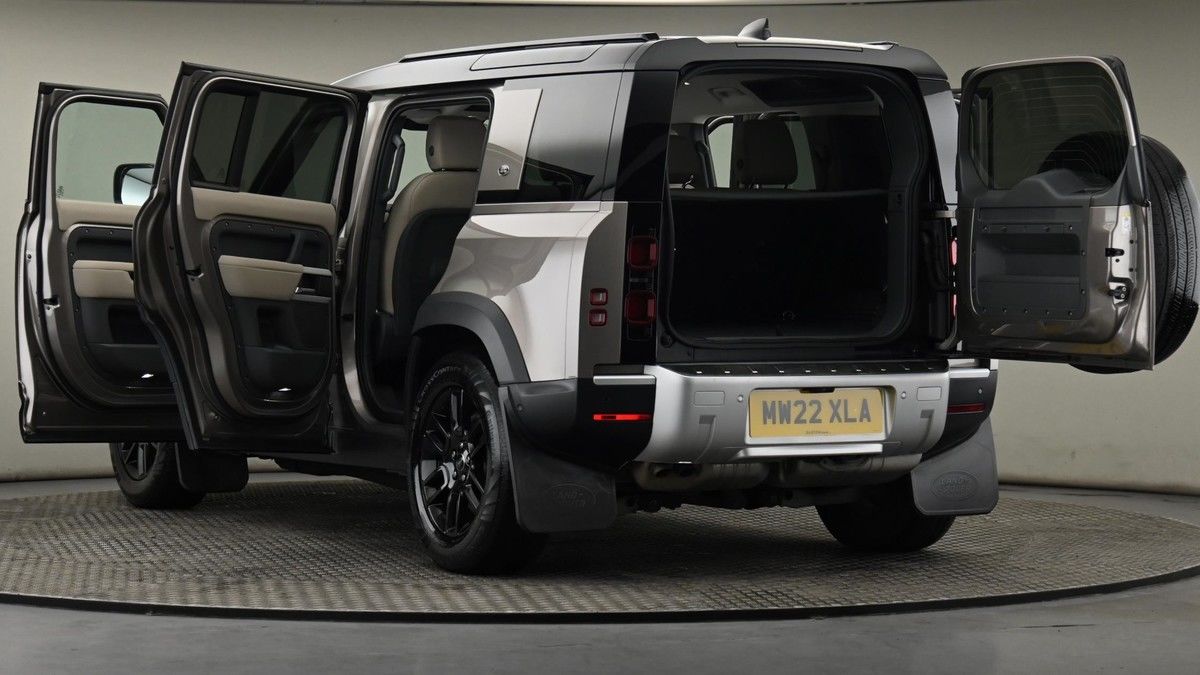 Land Rover Defender 110 Image 29