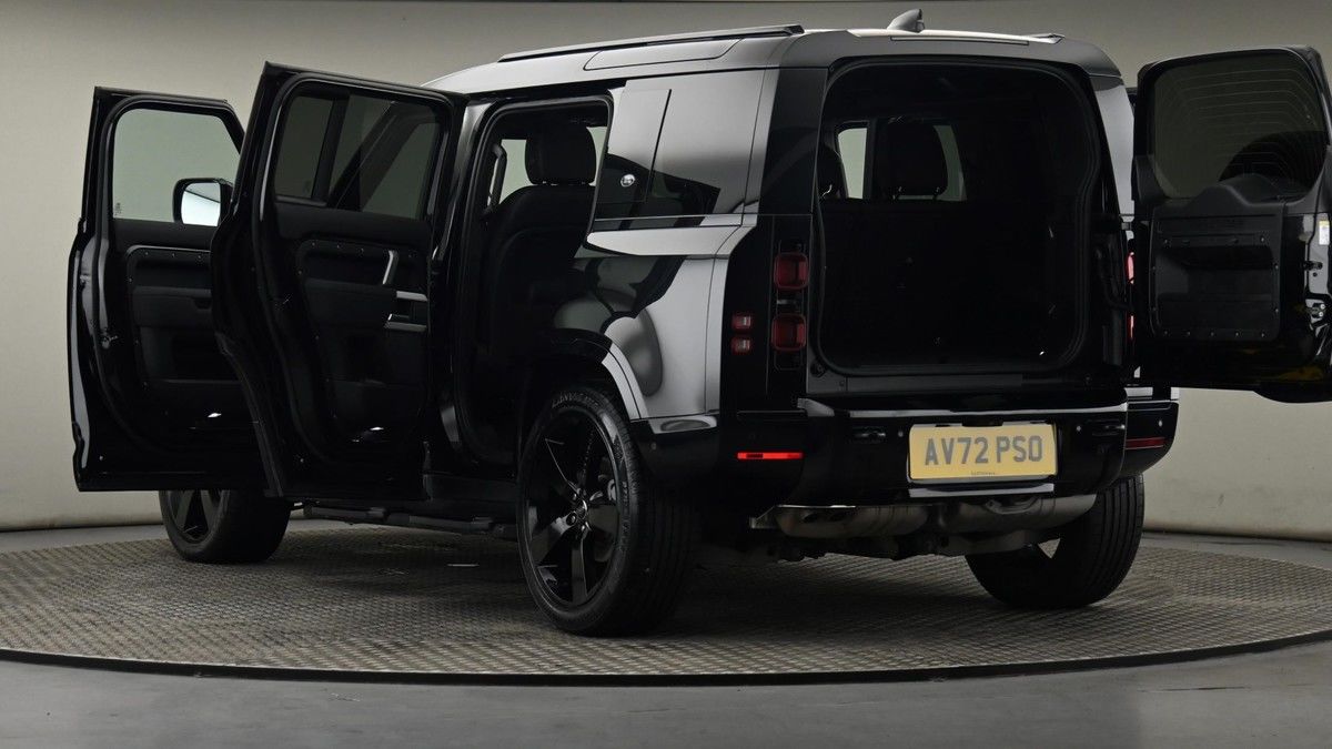 Land Rover Defender 110 Image 29