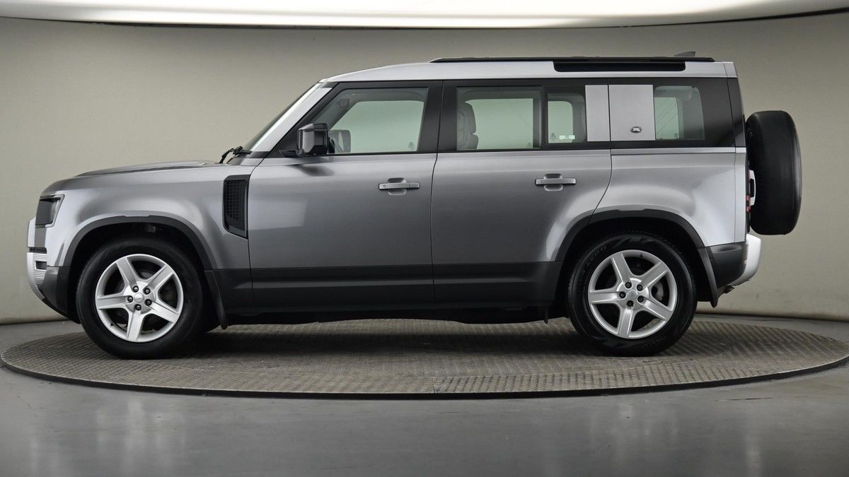 Land Rover Defender 110 Image 23