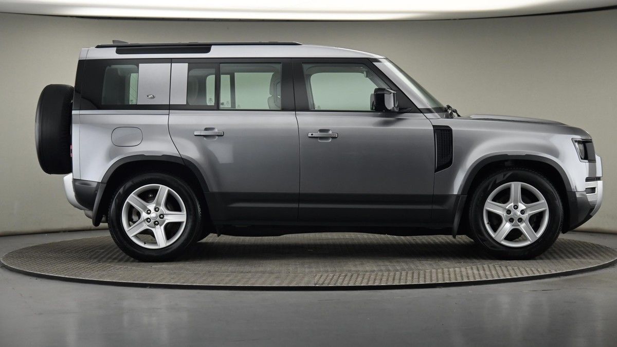 Land Rover Defender 110 Image 27