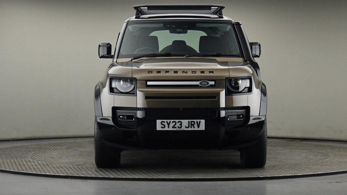 Land Rover Defender 110 Image 21