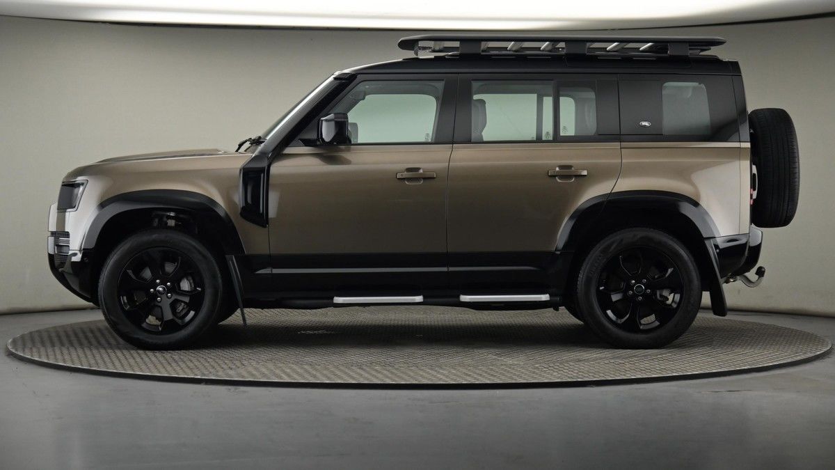 Land Rover Defender 110 Image 23