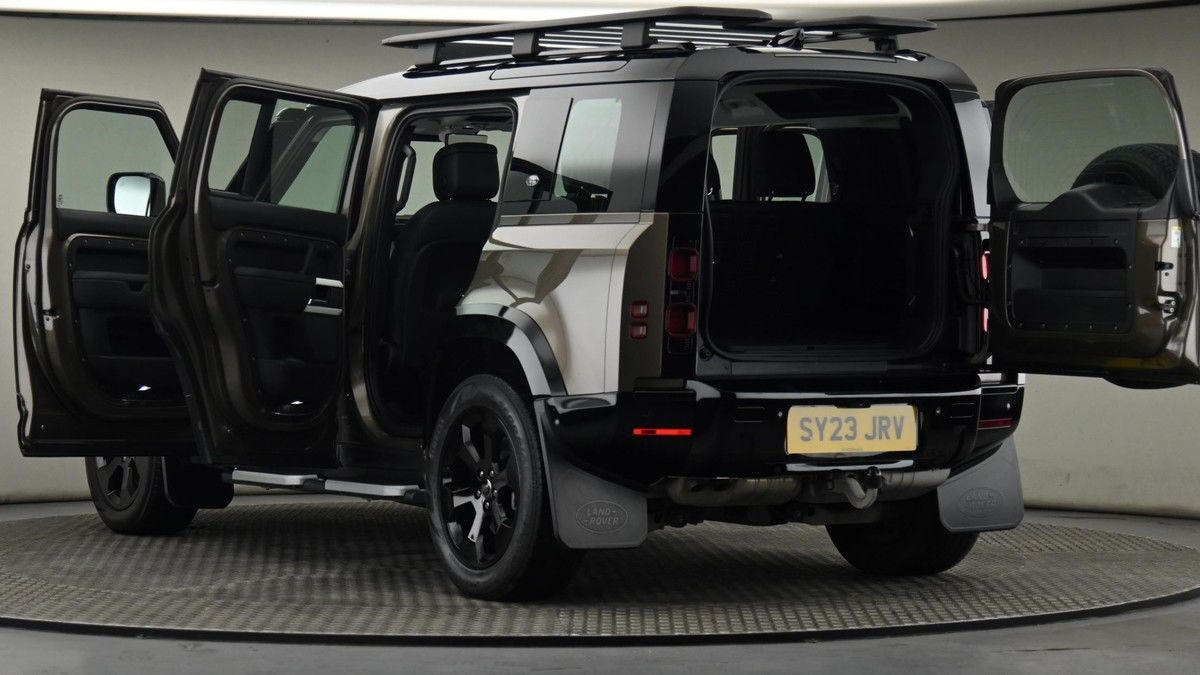 Land Rover Defender 110 Image 29