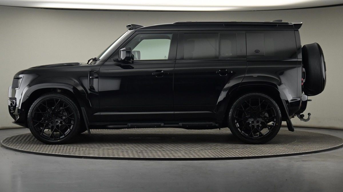 Land Rover Defender 110 Image 23