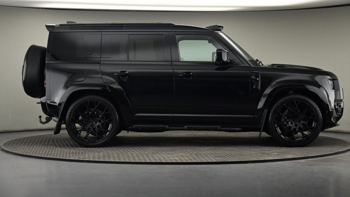 Land Rover Defender 110 Image 27