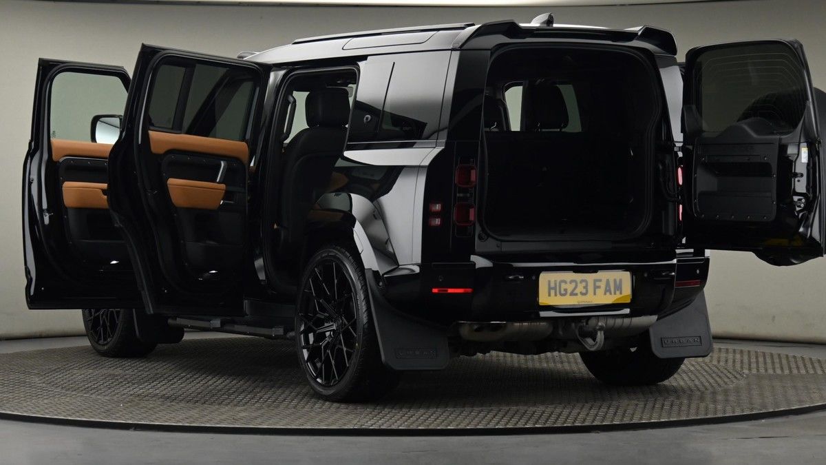 Land Rover Defender 110 Image 29