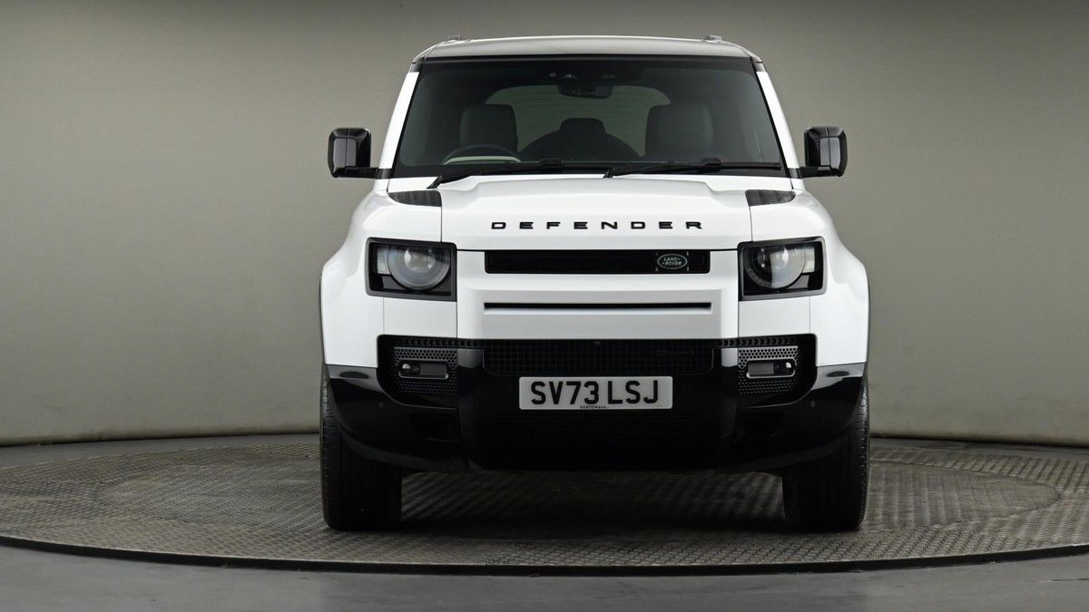 Land Rover Defender 110 Image 21