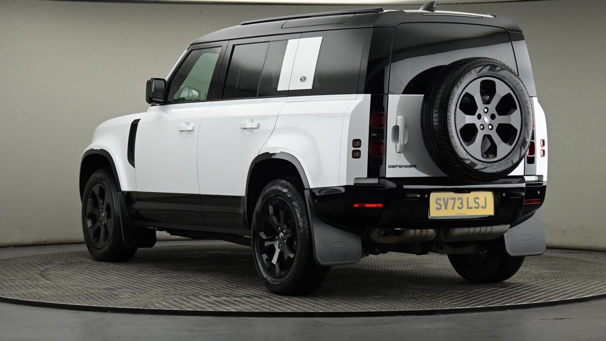 Land Rover Defender 110 Image 24